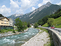 Arlberg - Ostrampe Mitte Fluß im Ort
