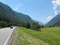 Inntal - Blick vorw�rts mit Stra�e