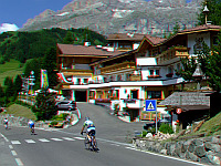Trentino-06 - Radler vor Hotel 3D