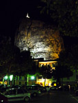 Castellane - Bei Nacht Kirche Berg Geschäfte