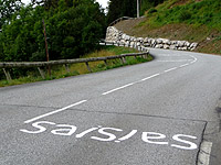 Saisies - Südrampe Straße mit Schriftzug