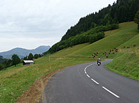 Saisies - Nordrampe oben Straße mit Biker