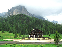 Duran - Passhöhe Hütte + Berg von weitem