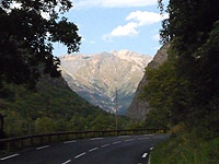 Ornon - Südseite Mitte heller Berg dunkle Straße