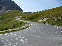 Tourmalet - Ostrampe oben Straße Schriftzüge