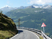 Splügen - Südrampe oben Straße an Abgrund