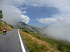 Lombarde - Nordrampe oben Wolken + Biker