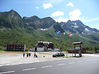 Tonale - Passhöhe Blick nach Süden auf Schild