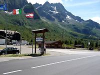 Tonale - Passhöhe Blick auf Schild Zoom