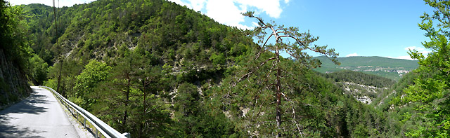 D610 - Süden Pano Straße + Schlucht