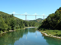 Viaduc de Millau - von Westen mit Dourbie