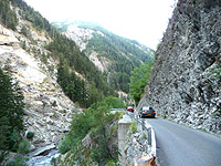 Cayolle - Nordrampe unten Schlucht schmal Autos