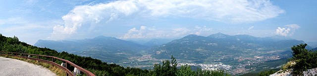 Monte Zugna - Blick nach Westen Pano