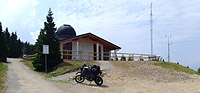 Monte Zugna - Observatorium von unten Pano