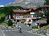 Trentino-06 - Radler vor Hotel 3D