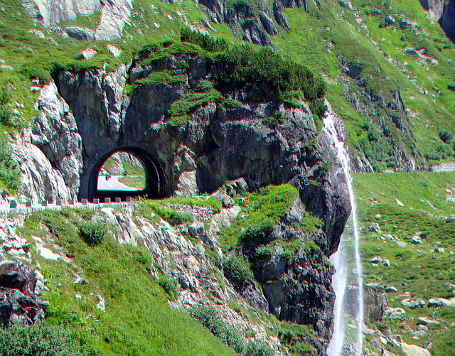 Susten - Westrampe oben Tunnel Wasserfall 3D