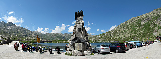 St. Gotthard - Passhöhe Adler Denkmal Pano
