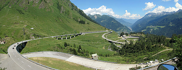 St. Gotthard - Südrampe unten Blick auf Einfahrt P