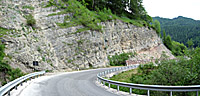 Falzarego - Südrampe unten Felswand Pano