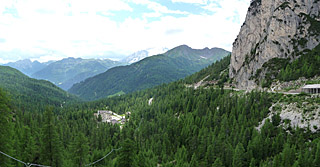 Falzarego - Südrampe Mitte Talblick