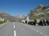 Julier - Passhöhe mit Straße + Bikes