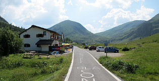 Vivione - Passhöhe Unterkunft von Osten Pano