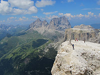 Sella - Südrampe von Sass Pordoi mit Kreuz