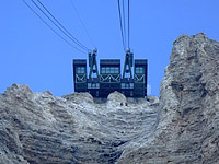 Sass Pordoi - Gondel Blick Bergstation Kletterer