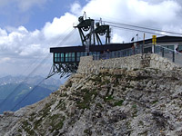 Sass Pordoi - Ostseite Blick auf Bergstation Hang