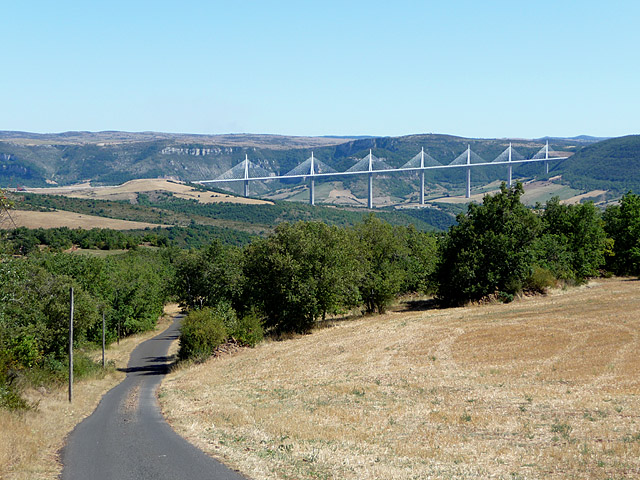 Millau - von Nordwesten mit Straße