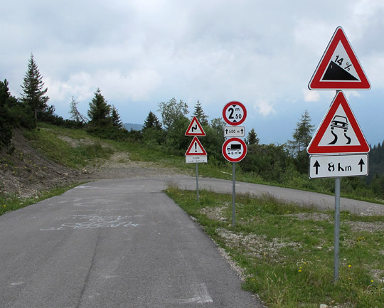 Monte Zoncolan - Westrampe oben Warnschilder