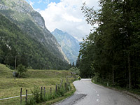 Vrsic - Südrampe unten Bäume Berge Radler