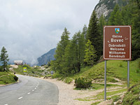 Vrsic - Passhöhe Blick Süden Schild + Hütte