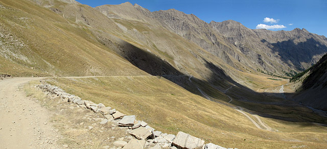 Parpaillon - Ostrampe oben Blick in kahle Landschaft Pano