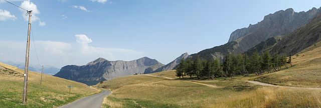 Noyer - Passhöhe Blick auf Ostrampe und Aussichtspunkt Pano