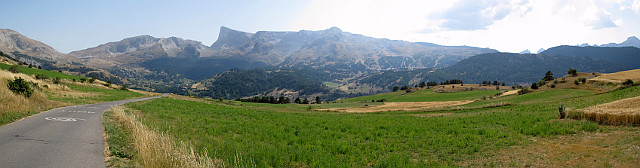 Noyer - Westrampe unten Berg Wiese Pano