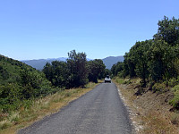 Couloumines - Südrampe oben Baumreihen Auto