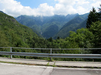 Monte Rest - Südrampe oben Blick in die Schlucht Leitplanke