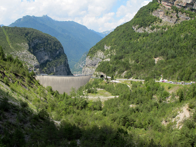 San Oswaldo - Westrampe Mitte Staumauer und Seebecken