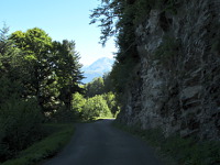 Ancizan - Ostrampe Mitte Felswand Berg voraus