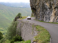 Aubisque - Ostrampe Mitte gemauerte Straße Auto