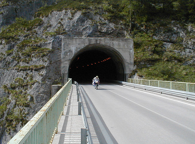 Brücke auf der Ostseite des Fedaia über die Sottoguda-Schlucht.