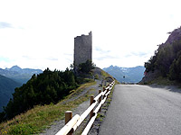 Torre di Fraele - Burg von hinten Asphalt